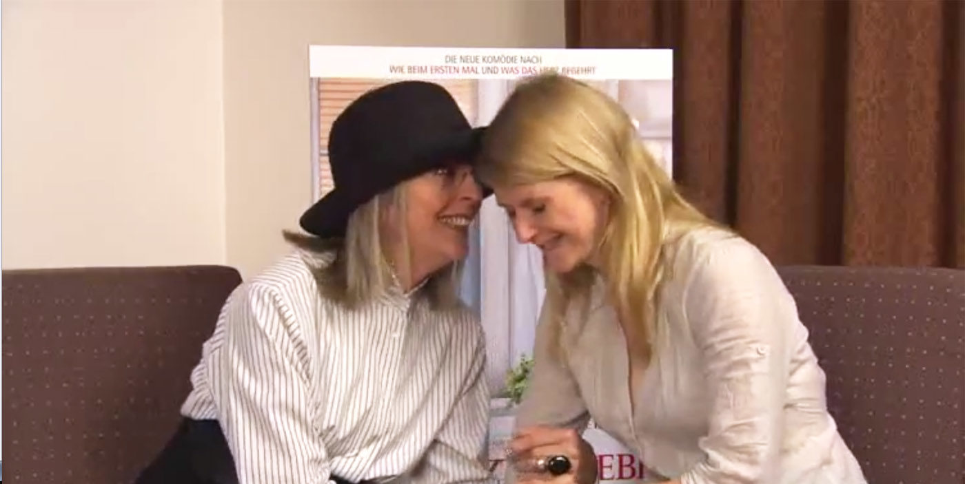 Jessica Neumayer und Diane Keaton haben Spaß im Interview zum Film "Das grenzt an Liebe". Diane Keaton singt sogar ein Ständchen.