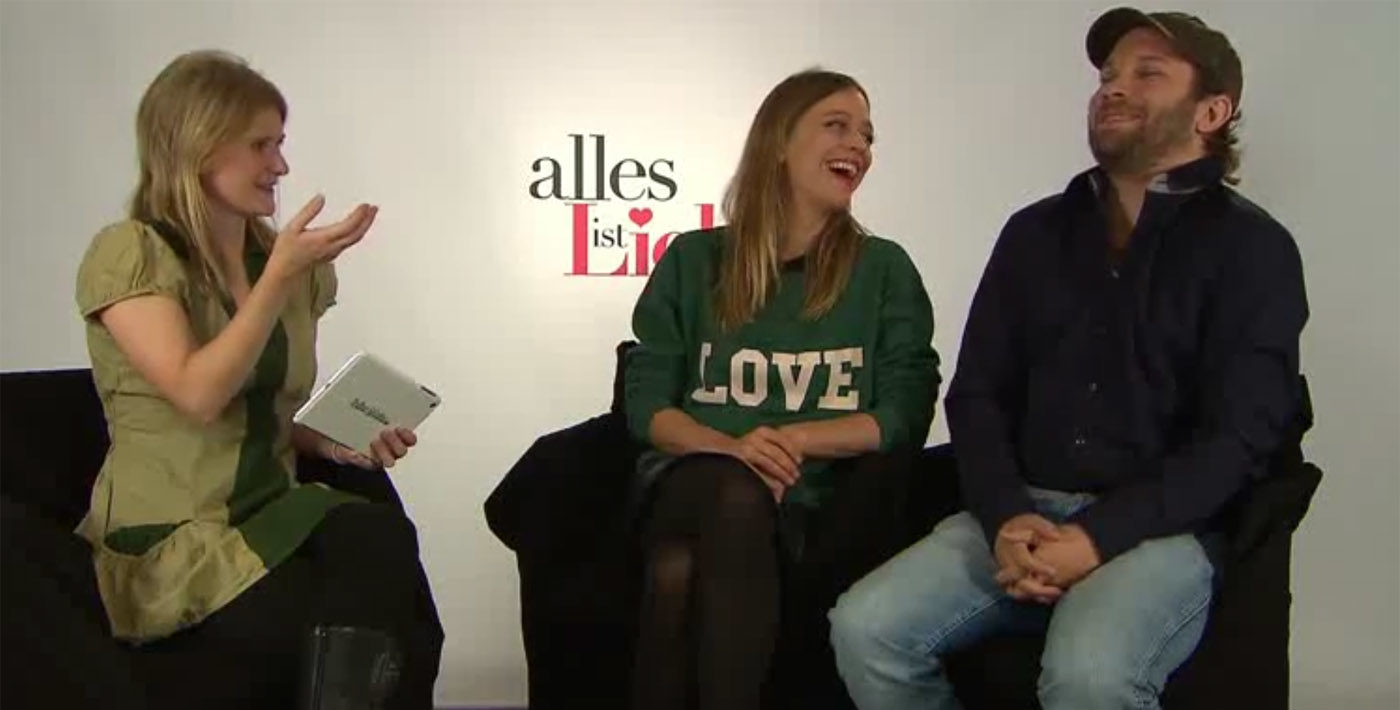 Jessica Neumayer spricht mit Heike Makatsch und Christian Ulmen über den Film "Alles ist Liebe".